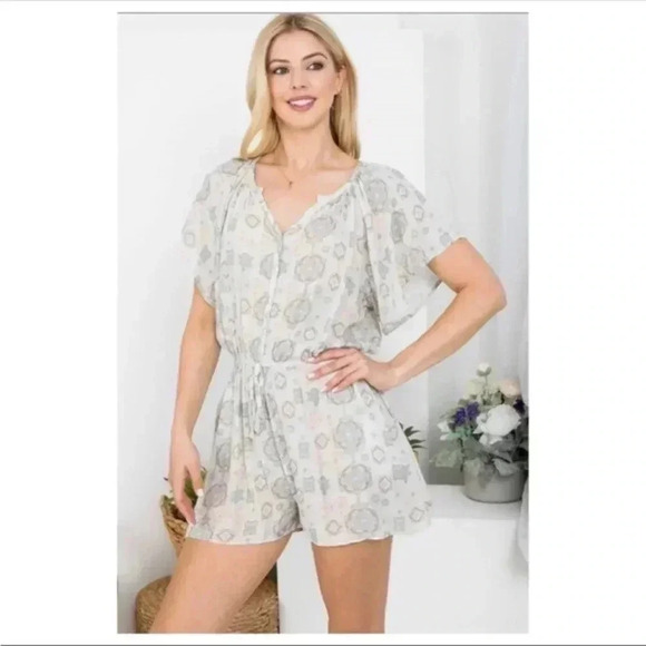BNWT Medallion print Romper - Picture 4 of 7